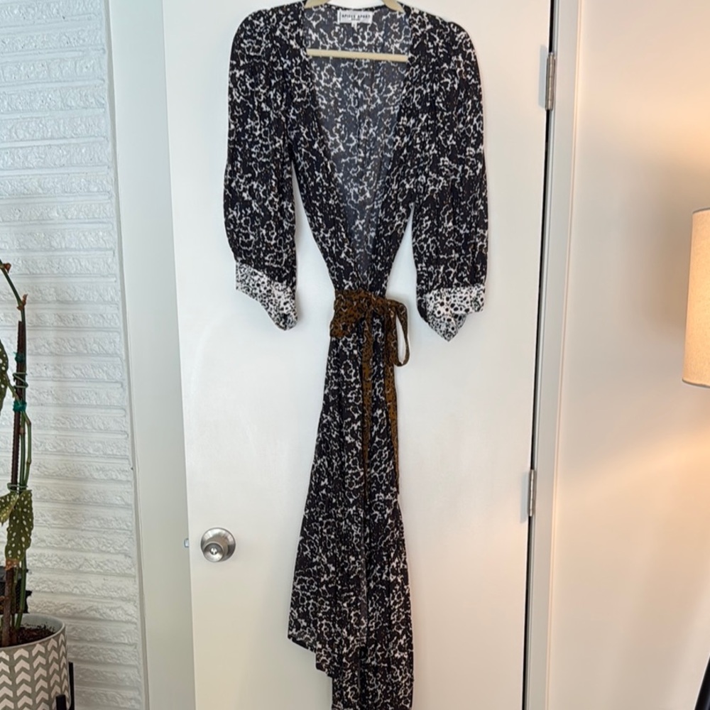A Piece Apart Elegant Black and White Floral Dress. Size 4 great condition